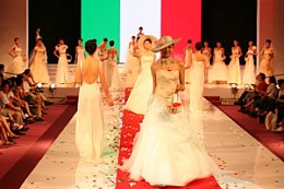 中国北京婚博会现场的婚纱礼服流行时尚发布三