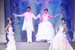 中国北京婚博会现场的婚纱礼服发布会