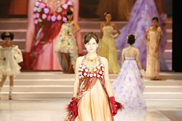 中国北京婚博会上婚纱礼服流行时尚发布