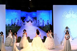 中国北京婚博会上的婚纱礼服流行时尚发布会